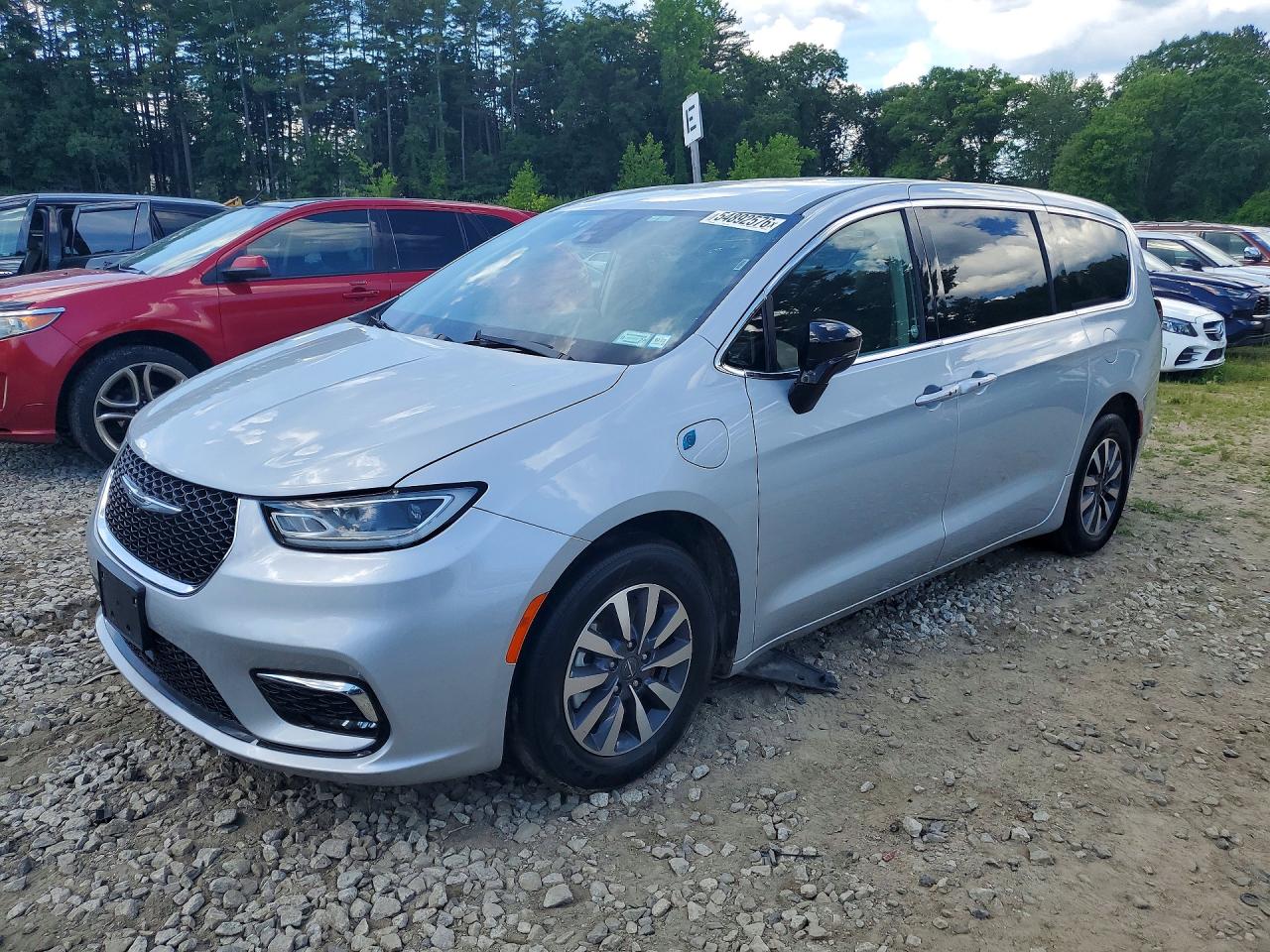 Photo of the 2024 CHRYSLER PACIFICA HYBRID SELECT
