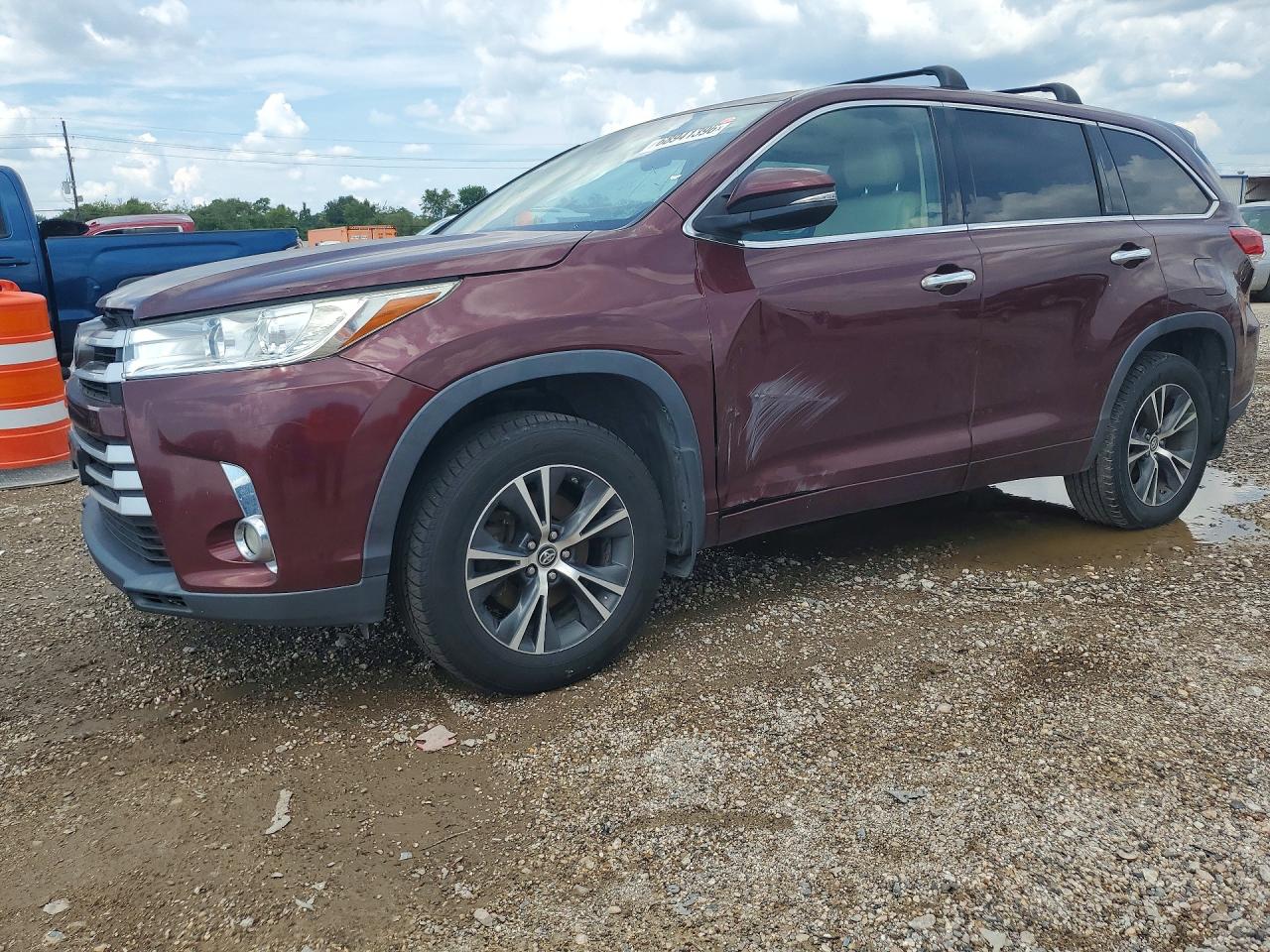 Photo of the 2017 TOYOTA HIGHLANDER LE PLUS