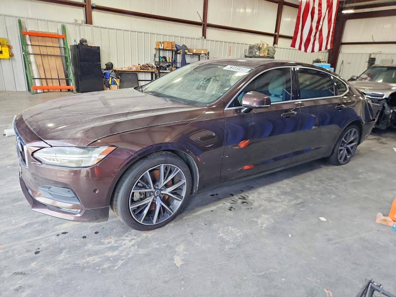 Photo of the 2018 VOLVO S90 T6 MOMENTUM