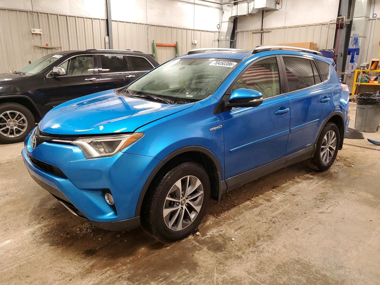 Photo of the 2016 TOYOTA RAV4 HV XLE
