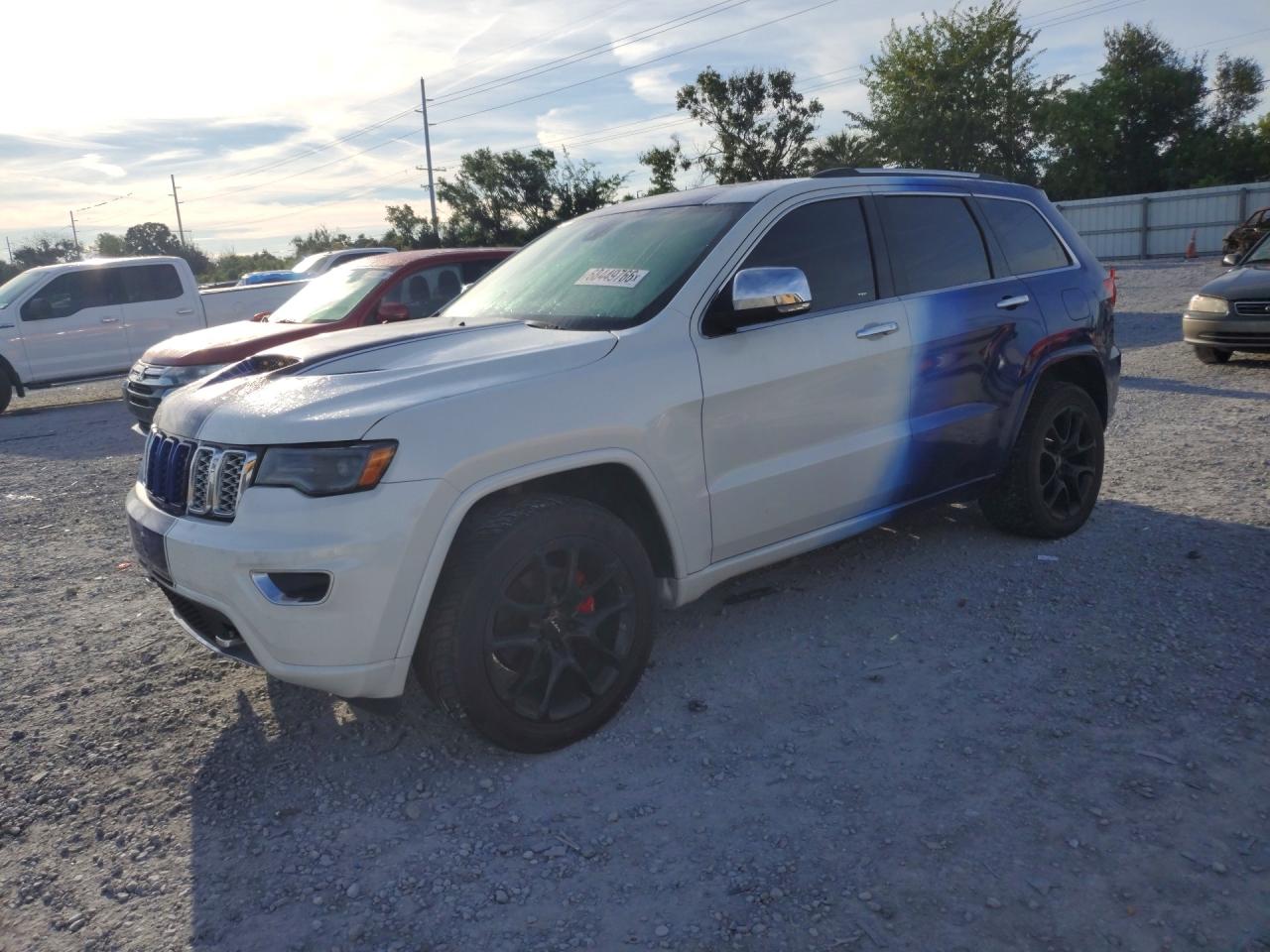 Photo of the 2017 JEEP GRAND CHEROKEE OVERLAND
