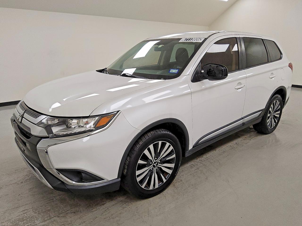 Photo of the 2020 MITSUBISHI OUTLANDER ES