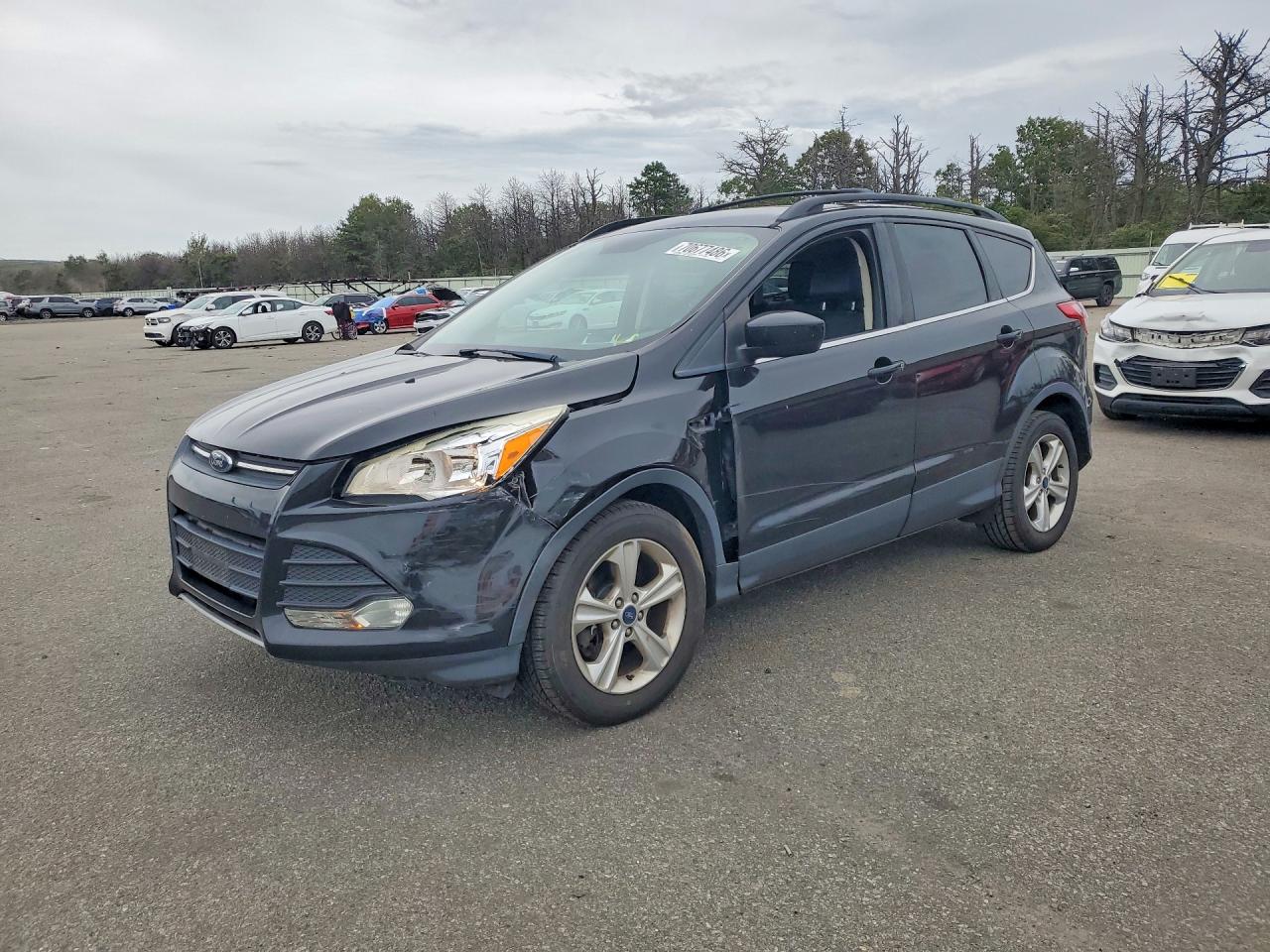 Photo of the 2015 FORD ESCAPE SE