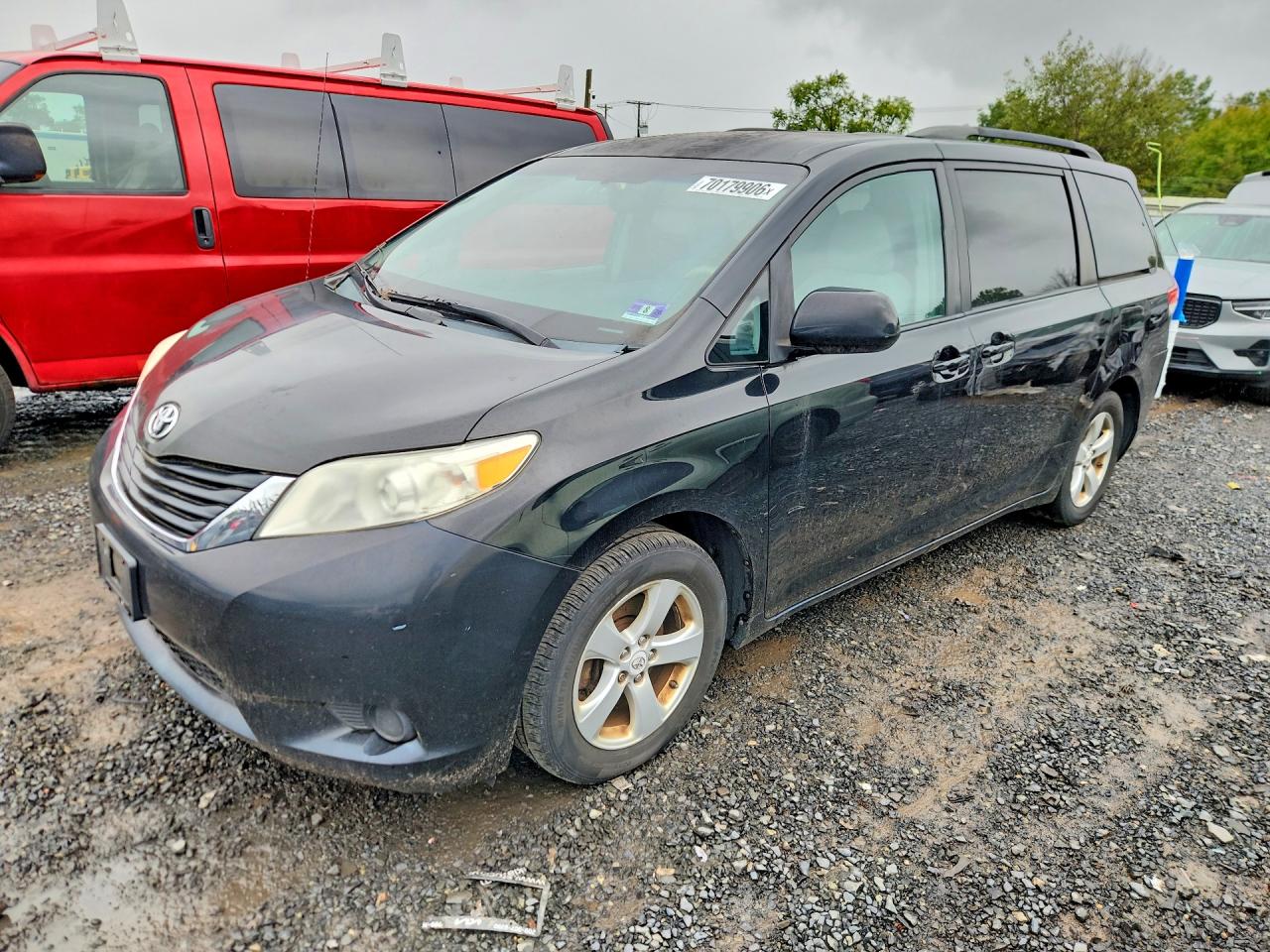 Photo of the 2011 TOYOTA SIENNA LE