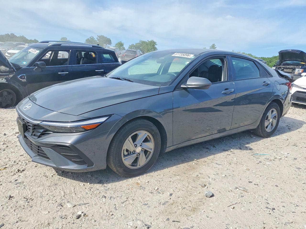 Photo of the 2025 HYUNDAI ELANTRA SE