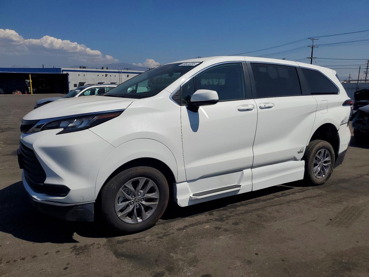 Photo of the 2022 TOYOTA SIENNA LE