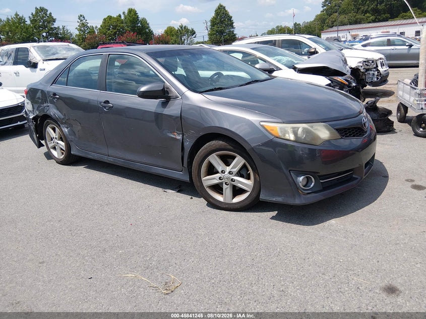 Photo of the 2014 TOYOTA CAMRY SE