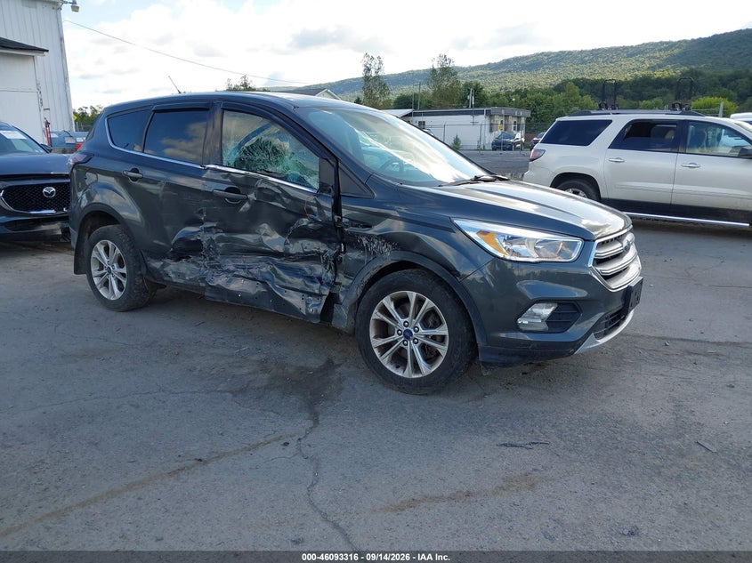 Photo of the 2017 FORD ESCAPE SE