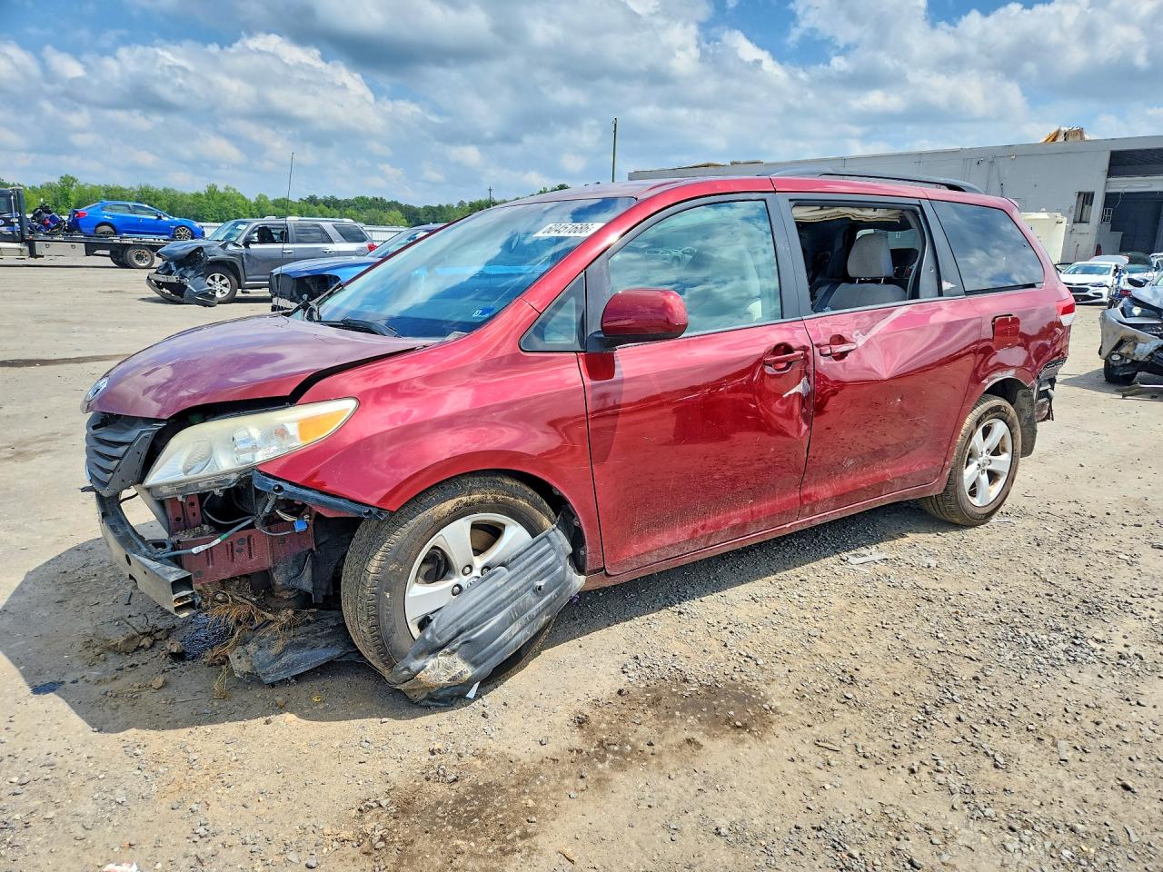 Photo of the 2014 TOYOTA SIENNA LE