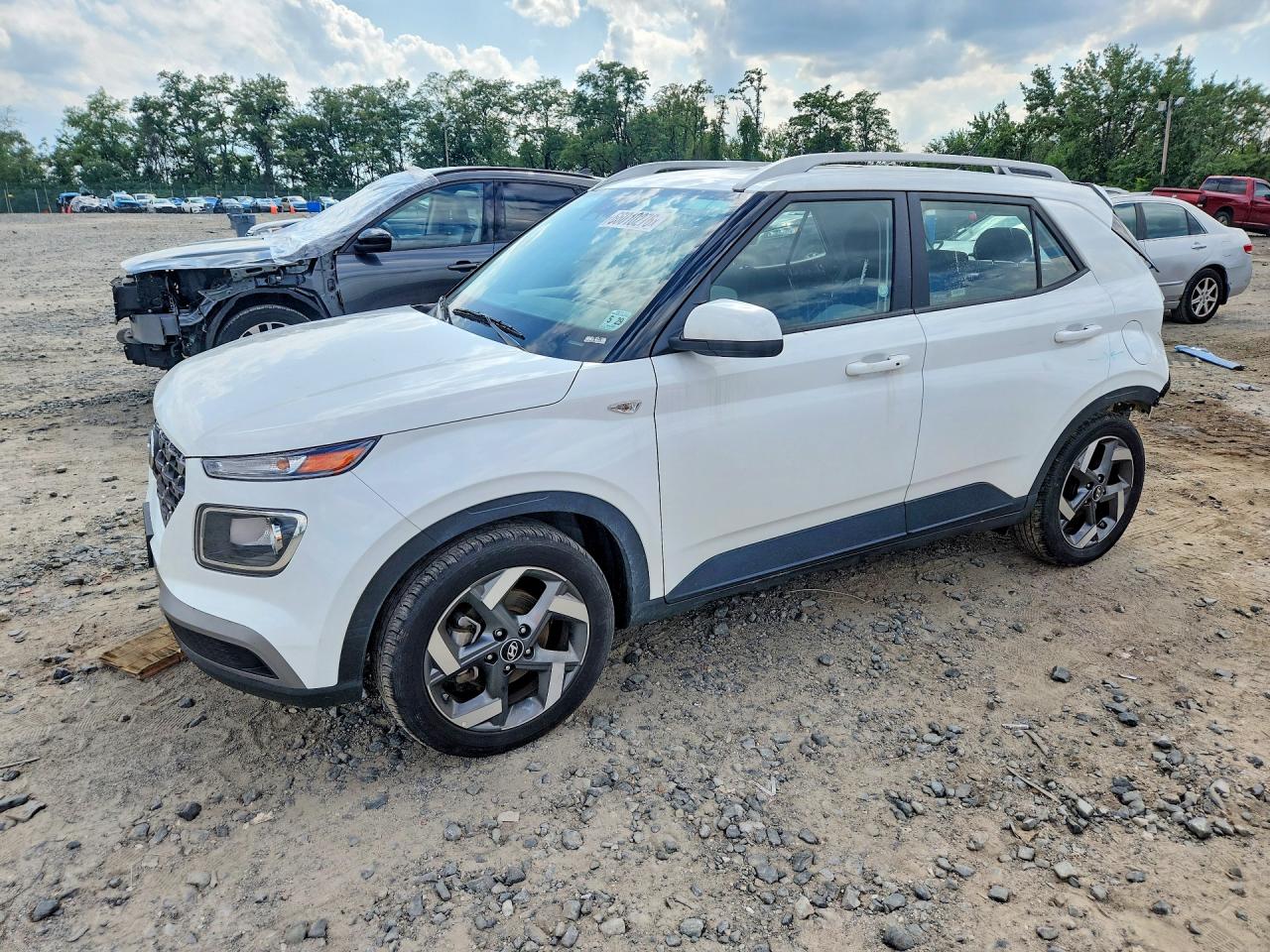 Photo of the 2025 HYUNDAI VENUE SEL