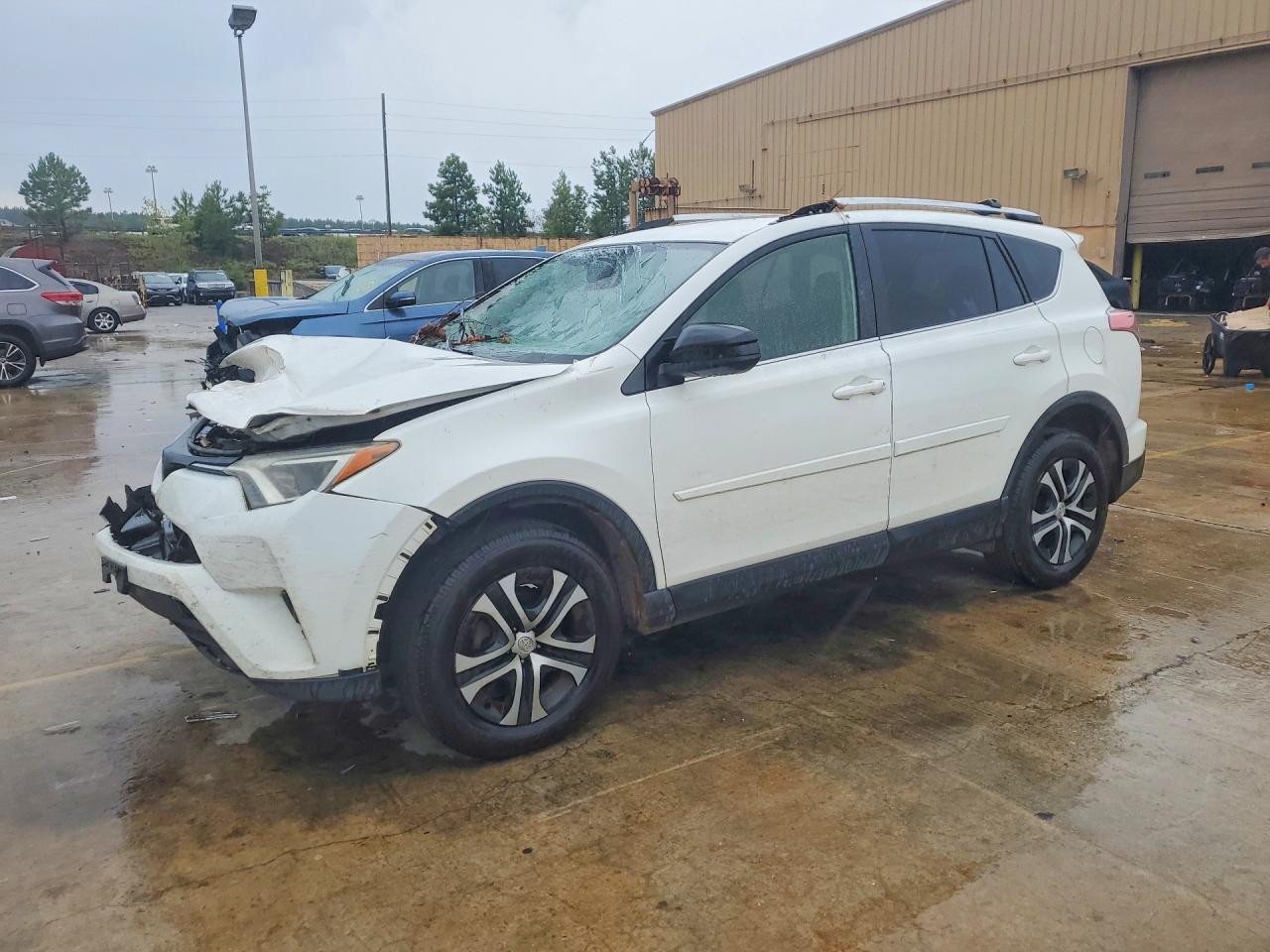 Photo of the 2016 TOYOTA RAV4 LE