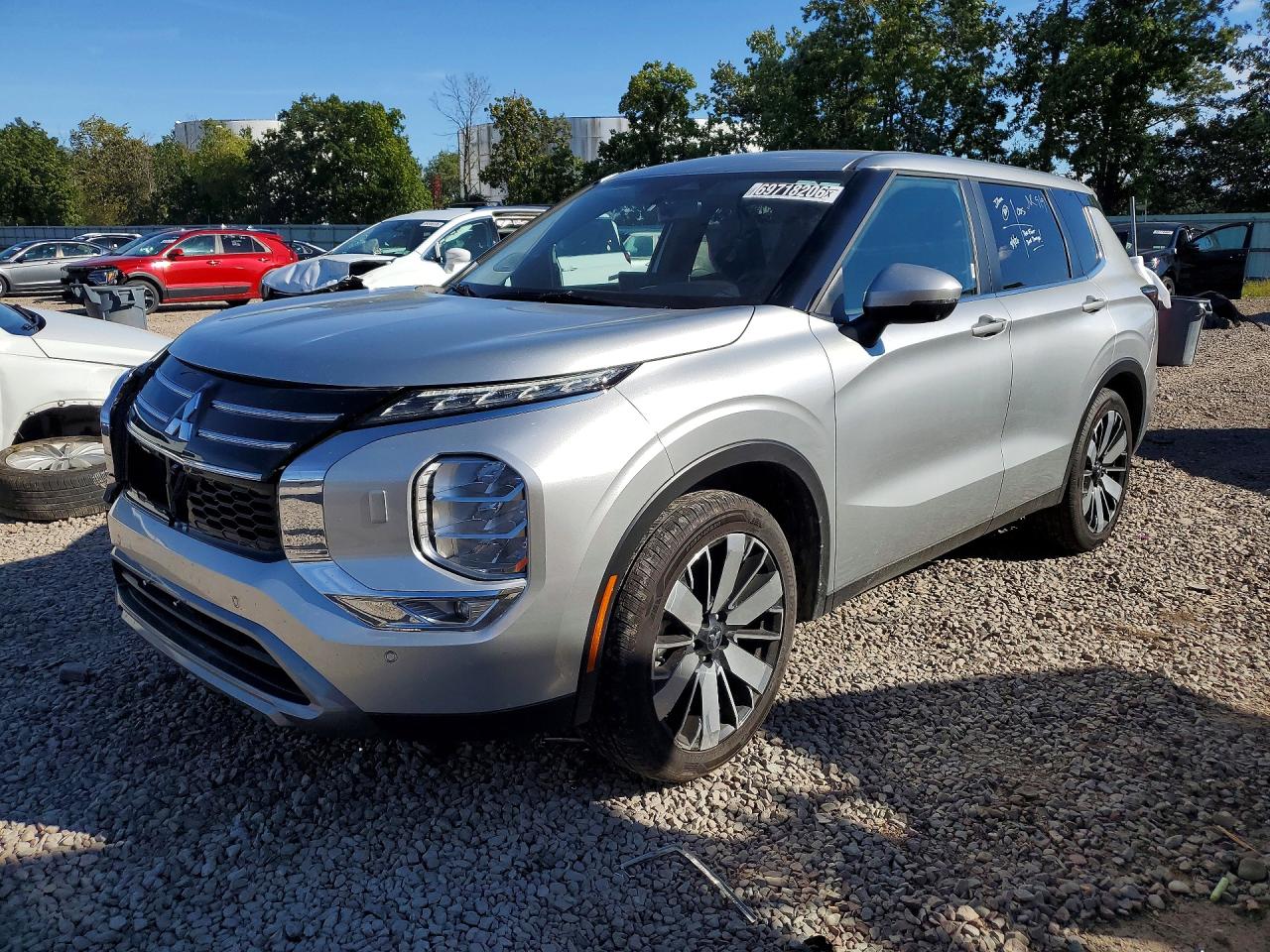 Photo of the 2025 MITSUBISHI OUTLANDER SE