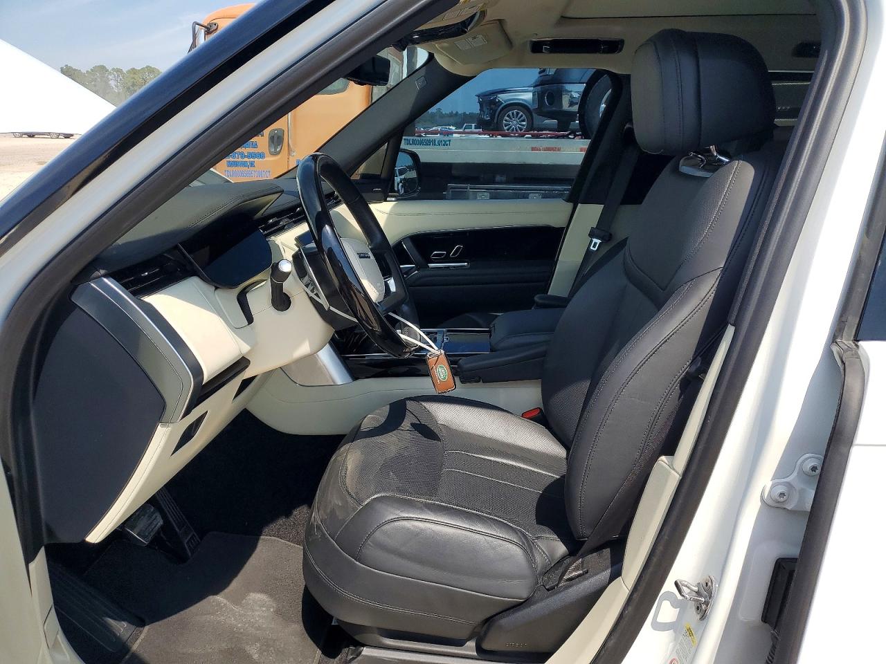 Photo of the 2023 LAND ROVER RANGE ROVER SE