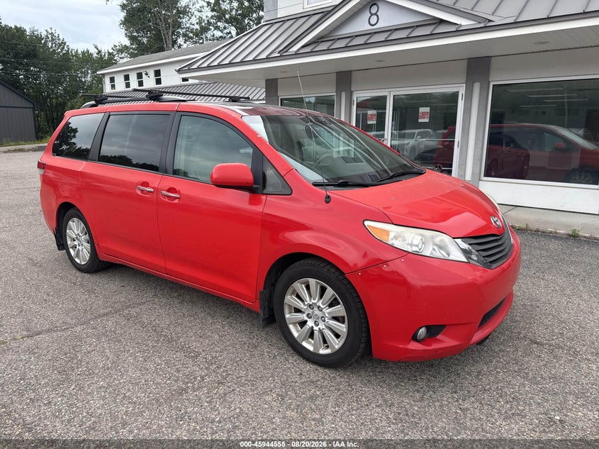 Photo of the 2014 TOYOTA SIENNA XLE 7 PASSENGER