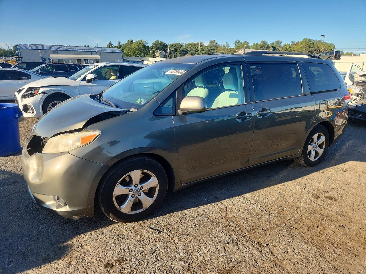 Photo of the 2012 TOYOTA SIENNA LE