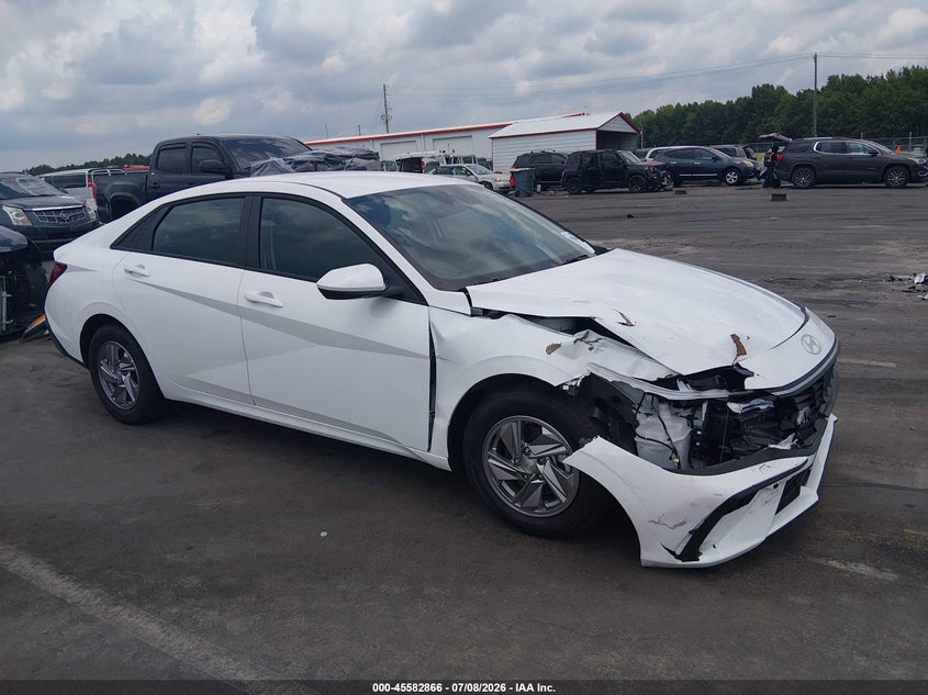 Photo of the 2026 HYUNDAI ELANTRA SE