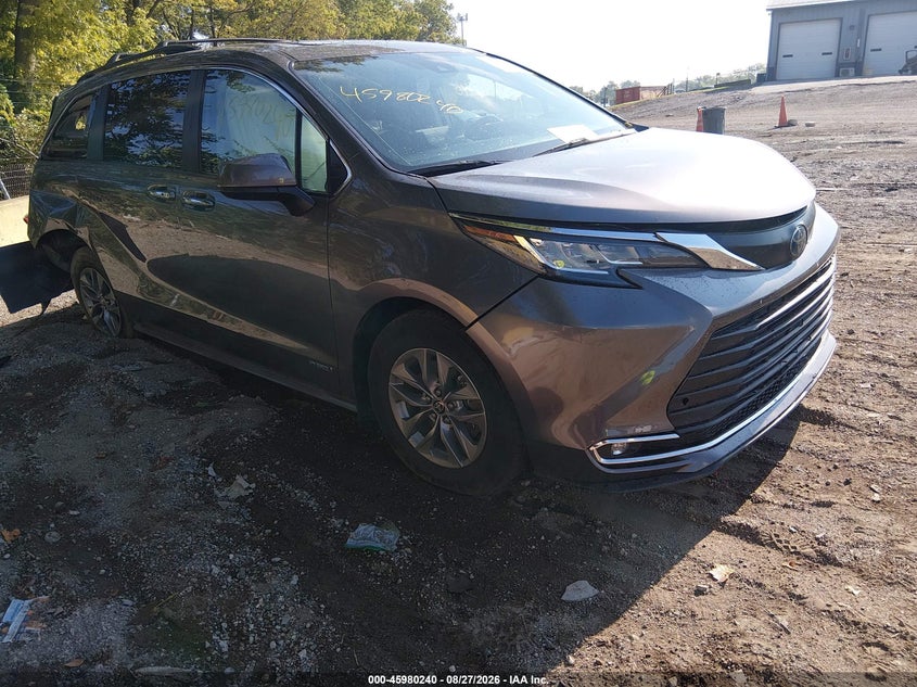 Photo of the 2021 TOYOTA SIENNA XLE