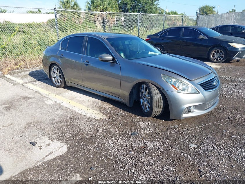 Photo of the 2013 INFINITI G37 JOURNEY