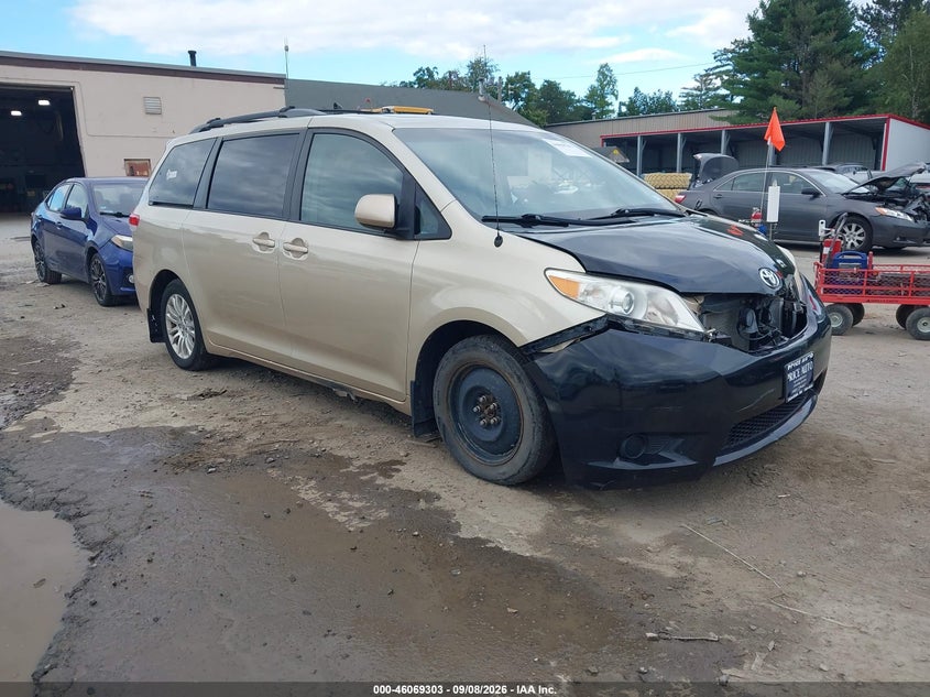 Photo of the 2014 TOYOTA SIENNA XLE V6 8 PASSENGER