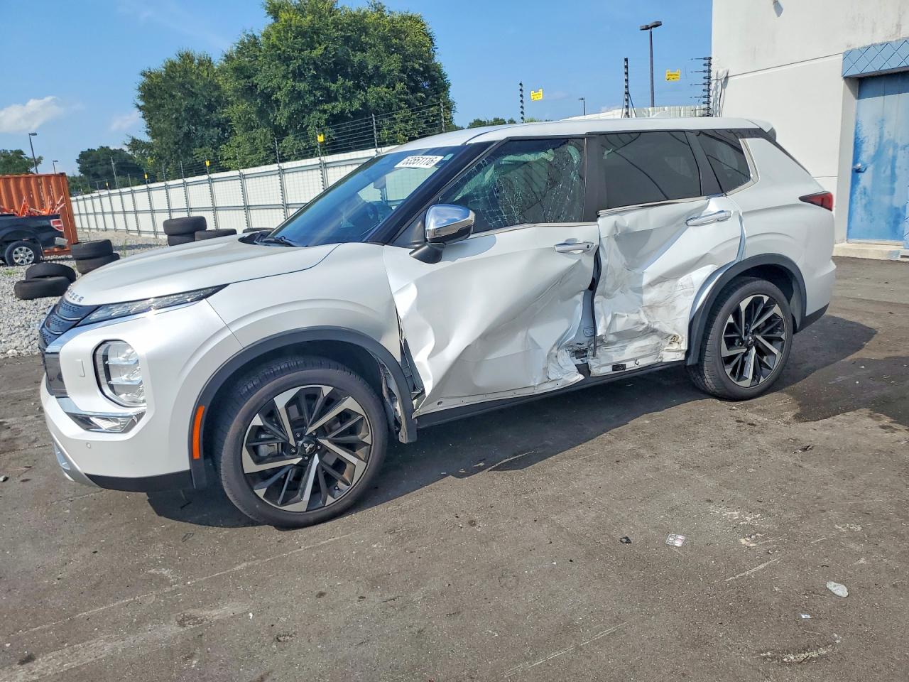 Photo of the 2022 MITSUBISHI OUTLANDER SE
