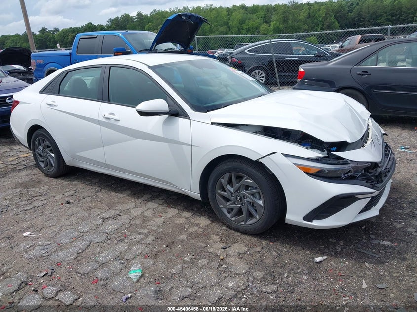 Photo of the 2024 HYUNDAI ELANTRA SEL