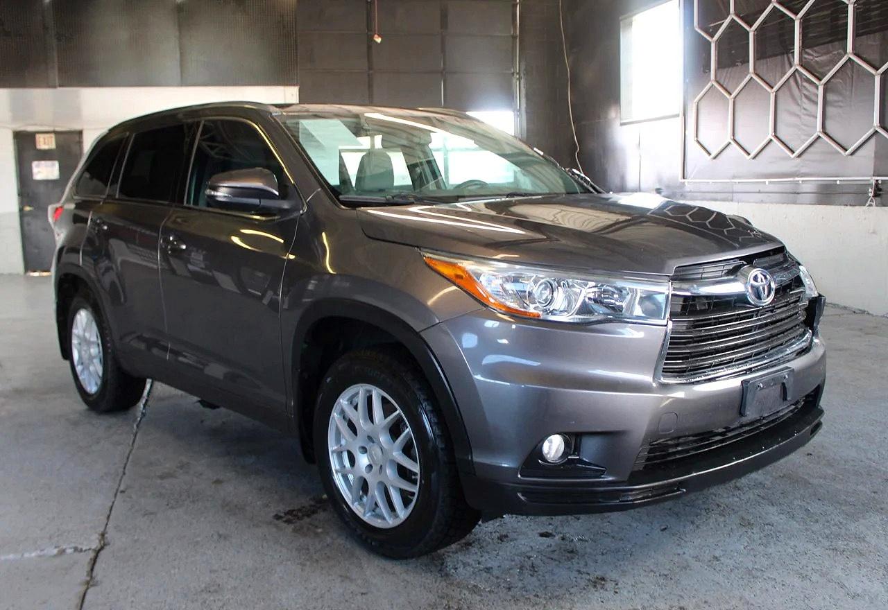 Photo of the 2016 TOYOTA HIGHLANDER XLE