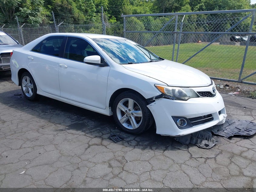 Photo of the 2014 TOYOTA CAMRY SE