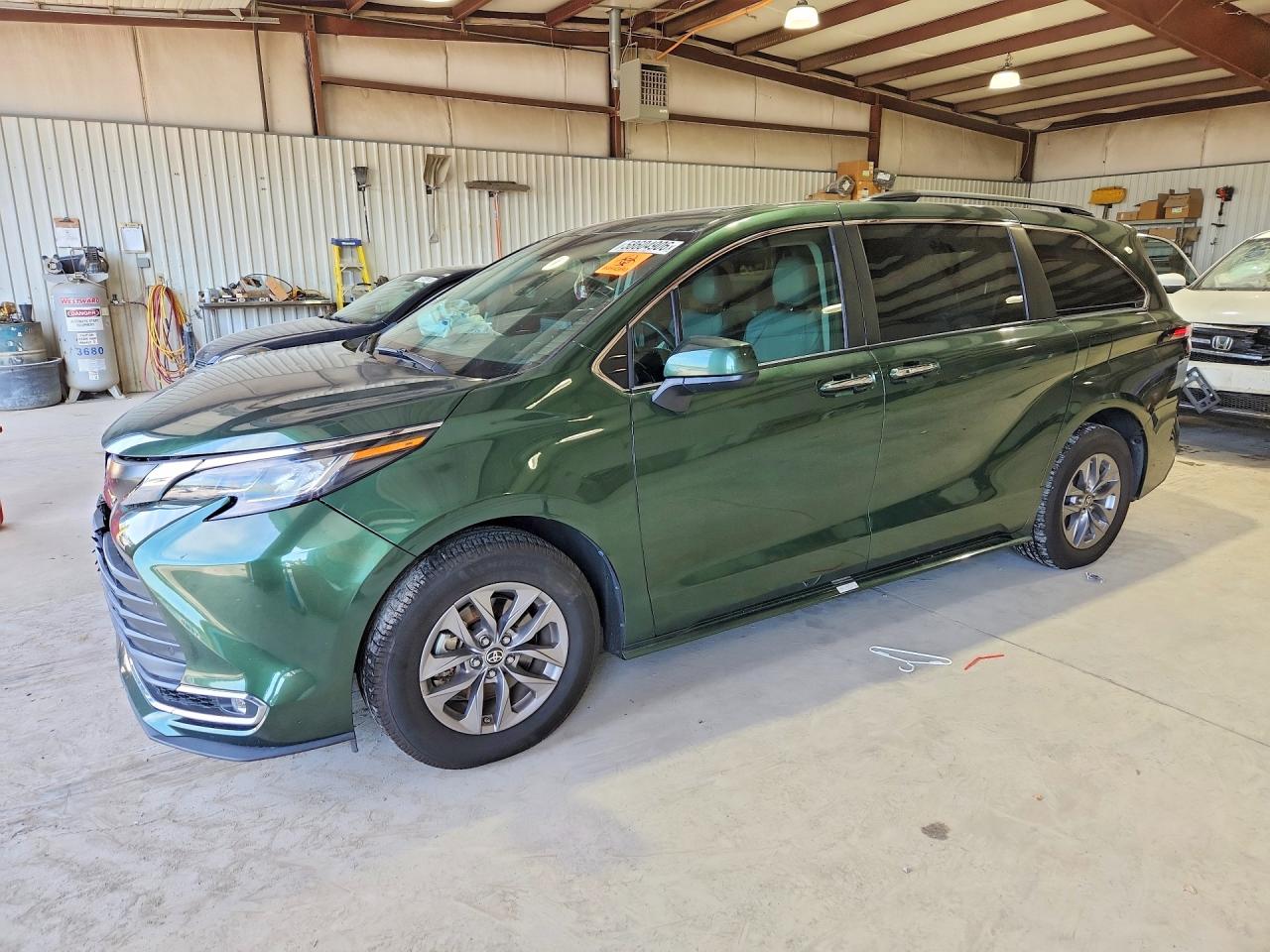 Photo of the 2023 TOYOTA SIENNA XLE