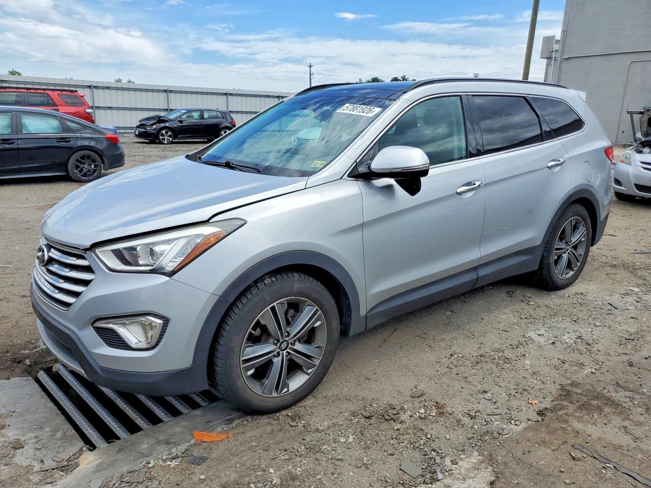 Photo of the 2016 HYUNDAI SANTA FE SE
