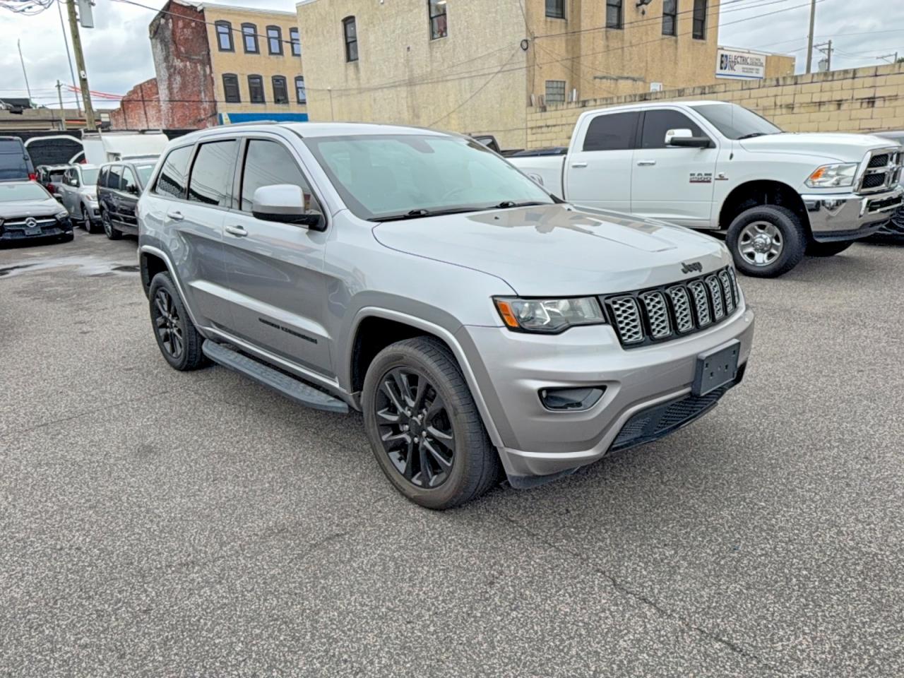 Photo of the 2018 JEEP GRAND CHEROKEE LAREDO