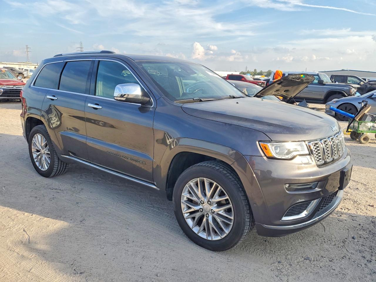 Photo of the 2018 JEEP GRAND CHEROKEE SUMMIT