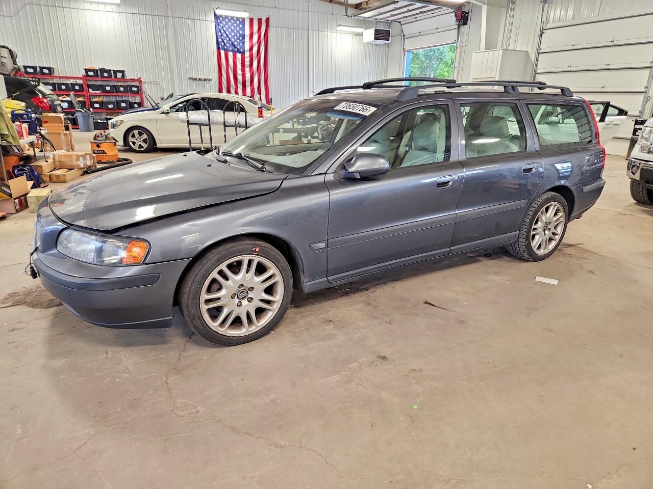 Photo of the 2003 VOLVO V70 2.4T