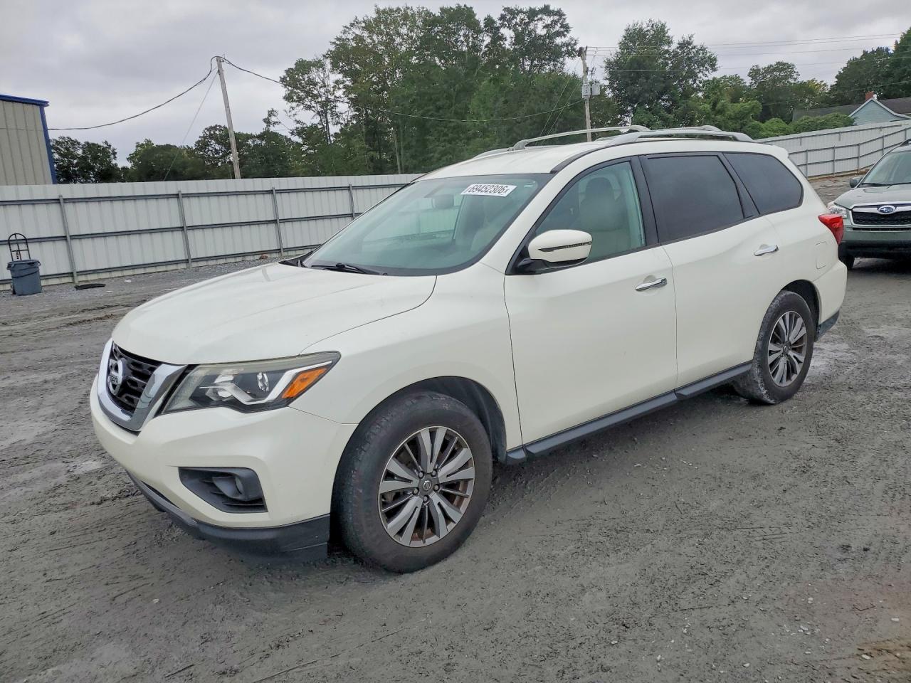 Photo of the 2017 NISSAN PATHFINDER SV