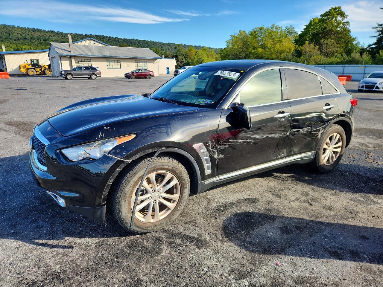 Photo of the 2017 INFINITI QX70 BASE