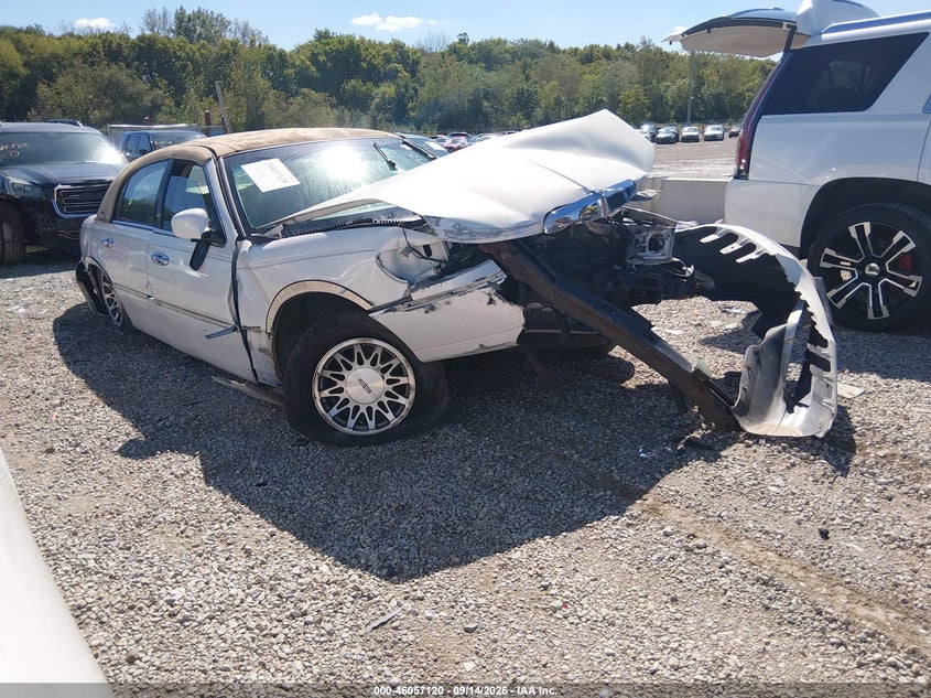 Photo of the 2001 LINCOLN TOWN CAR SIGNATURE