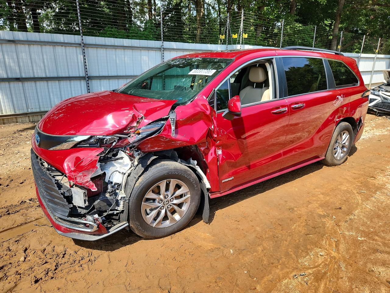 Photo of the 2021 TOYOTA SIENNA XLE