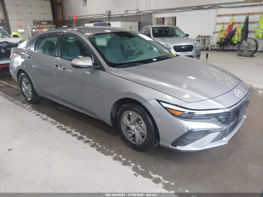 Photo of the 2025 HYUNDAI ELANTRA SE